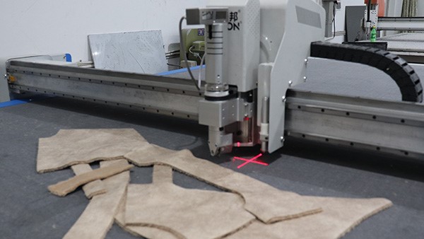 服裝裁剪機(jī)，讓服裝加工變得簡單！